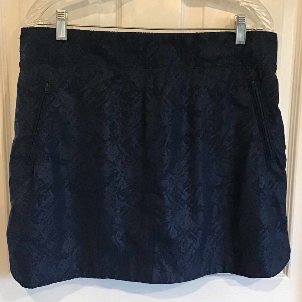 Orvis Embossed Navy Pull on Travel Skort, size L